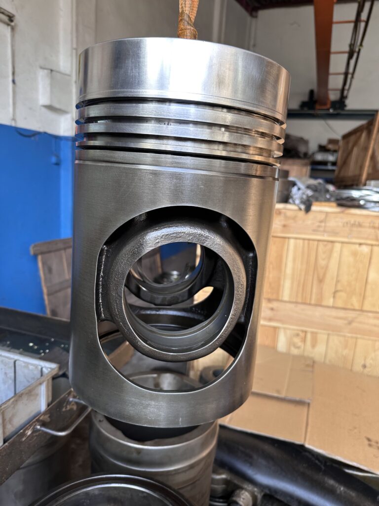 MaK M25 Pistons